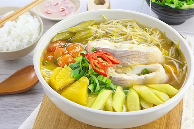 Canh chua là một món ăn quen thuộc đối với người dân Việt Nam, với nguyên liệu đơn giản dễ chế biến như trái thơm, giá đỗ, đậu bắp, cà chua, bạc hà,...nấu với các loại cá như cá diêu hồng, cá lóc,...