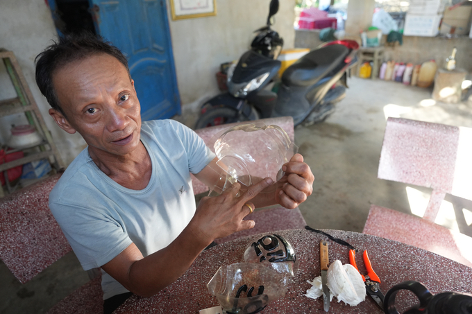 Ông Sơn giói thiệu khuôn tạo hình bưởi Tài Lộc chưng Tết và trái bưởi đã tạo hình thành công, có giá khoảng 2 triệu đồng 1 cặp. Ảnh: Phúc Lập.