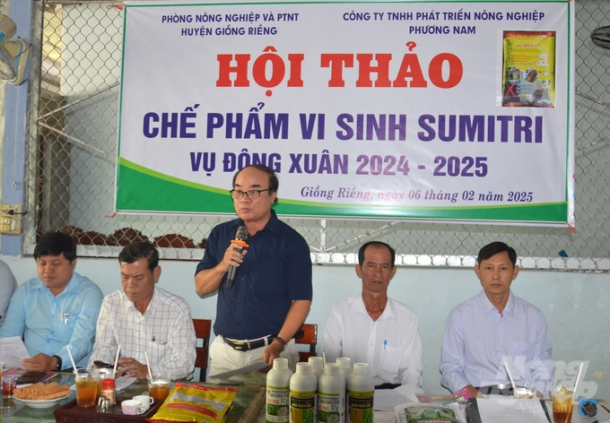 Các đại biểu tham dự hội thảo đánh giá cao hiệu quả của chế phẩm vi sinh SUMITRI trong xử lý rơm rạ ngay tại ruộng. Ảnh: Trung Chánh.