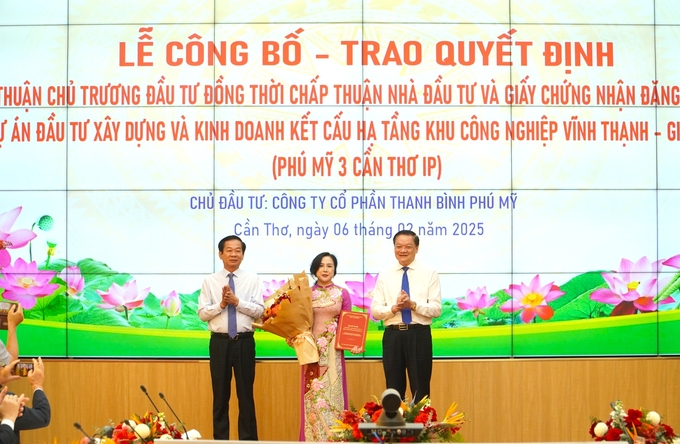 Ông Đỗ Thanh Bình - Bí thư Thành ủy Cần Thơ (bìa trái) và ông Dương Tấn Hiển - Phó Chủ tịch Thường trực UBND TP Cần Thơ (bìa phải) trao quyết định chủ trương đầu tư Dự án Phú Mỹ 3 Cần Thơ IP cho Công ty Cổ phần Thanh Bình Phú Mỹ. Ảnh: Kim Anh.