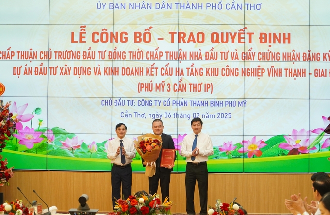 Ông Tạ Quốc Bảo - Phó Tổng Giám đốc Công ty Cổ phần Thanh Bình Phú Mỹ (ở giữa) nhận giấy chứng nhận đăng ký đầu tư Dự án Phú Mỹ 3 Cần Thơ IP từ lãnh đạo TP Cần Thơ. Ảnh: Kim Anh.