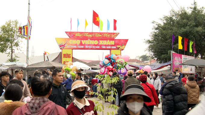 Chợ Viềng (xã Trung Thành, huyện Vụ Bản, Nam Định) năm nay thu hút đông đảo người dân Nam Định và du khách thập phương tham gia. Ảnh: Duy Học.