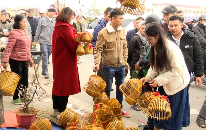 Chị Trần Thị Thanh Thủy (TP Nam Định) chọn mua những vật dụng truyền thống gắn liền với đồng ruộng, làng quê để trang trí nhà cửa. Ảnh: Duy Học.