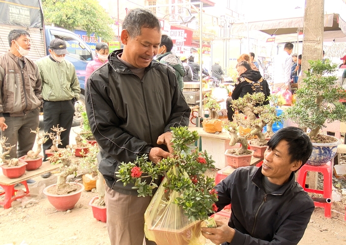 Người mua không mặc cả, người bán cũng không đặt nặng chuyện lời lãi, bởi ai cũng mong muốn nhận được chút may mắn đầu xuân. Ảnh: Duy Học.