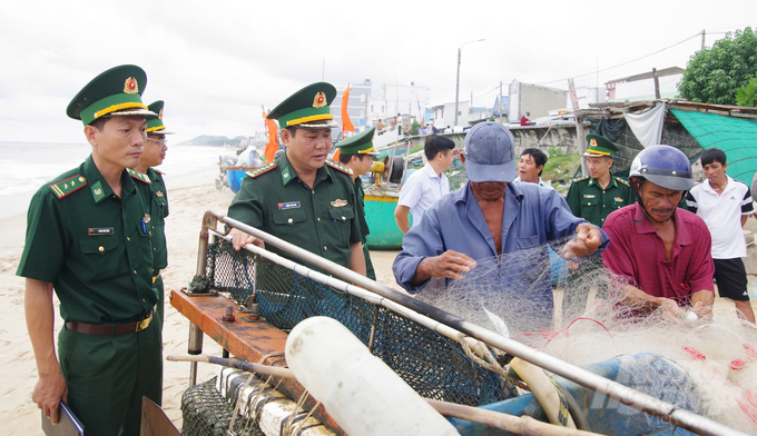 Bộ đội Biên phòng tỉnh Bà Rịa - Vũng Tàu tuyên truyền cho bà con ngư dân các quy định về chống khai thác IUU trước khi xuất bến. Ảnh: Bình Phương.