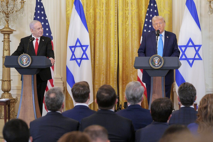 Thủ tướng Israel Benjamin Netanyahu và Tổng thống Mỹ Donald Trump phát biểu trong cuộc họp báo chung tại Nhà Trắng hôm 4/2. Ảnh: Getty.