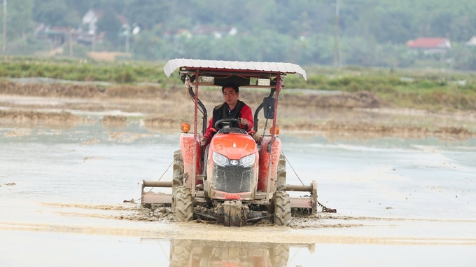 Những ngày qua nhóm dịch vụ làm đất của anh Bùi Văn Hầu làm không hết việc. Ảnh: Ngọc Linh.