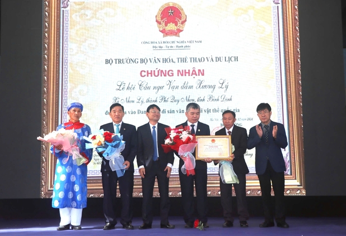 Đại diện chính quyền và ngư dân Nhơn Lý (thành phố Quy Nhơn, Bình Định) đón nhận Bằng di sản văn hóa phi vật thể quốc gia 'Lễ hội cầu ngư vạn đầm Xương Lý'. Ảnh: V.Đ.T.