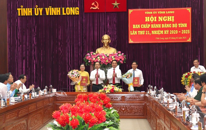 Ban Thường vụ Tỉnh ủy Vĩnh Long đang trao quyết định bổ nhiệm Trưởng Ban Tuyên giáo và Dân vận Tỉnh ủy. Ảnh: CTV. 