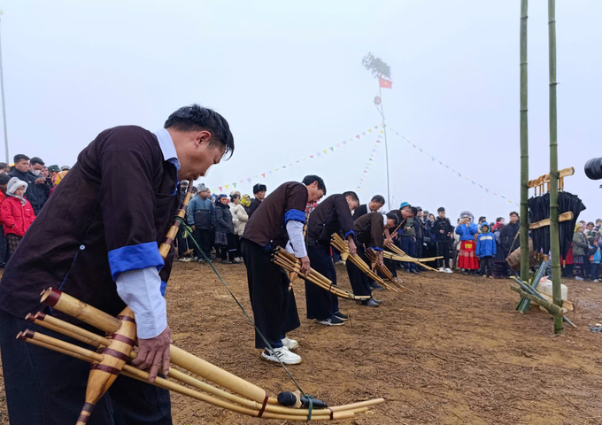 Đến lễ hội Gầu Tào, du khách sẽ được hòa mình vào không gian mang đậm bản sắc văn hóa của cộng đồng dân tộc Mông. Ảnh: Hồng Nhung.