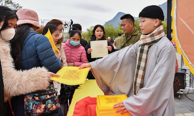 Du khách nhận ấn tại khu vực chùa Hạ, nơi khai hội Tây Yên Tử.