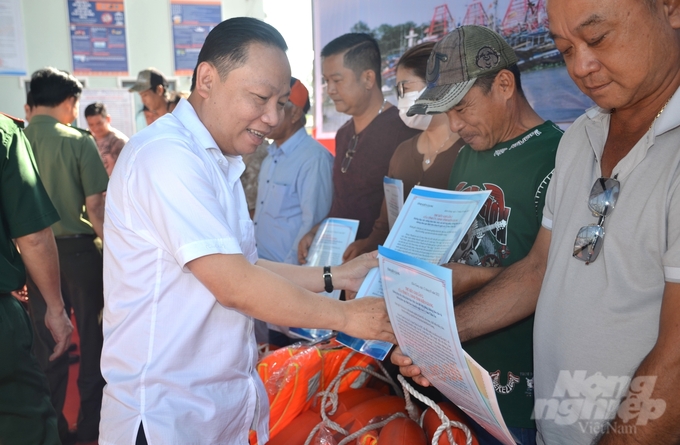 Giám đốc Sở NN-PTNT tỉnh Kiên Giang, ông Lê Hữu Toàn tặng quà và trao thư kêu gọi của Chủ tịch UBND tỉnh về chống khai thác IUU cho chủ tàu, thuyền trưởng và ngư dân nhân dịp xuất hành chuyến biển đầu năm mới. Ảnh: Trung Chánh.