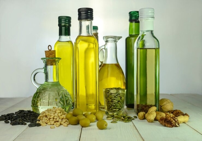 Vegetable oil prices declined 5.6% last month, as global palm and rapeseed oil prices dropped while soy and sunflower oil quotations remained stable.