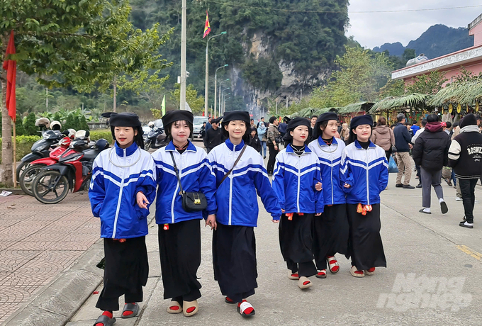 Từ rất sớm, hàng vạn du khách trong và ngoài tỉnh đổ về tham dự Lễ hội Lồng tông huyện Lâm Bình.