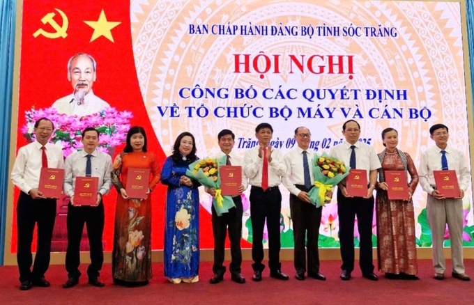 Lãnh đạo Tỉnh ủy Sóc Trăng trao quyết định cho lãnh đạo Ban Tuyên giáo và Dân vận Tỉnh ủy. Ảnh: TH.