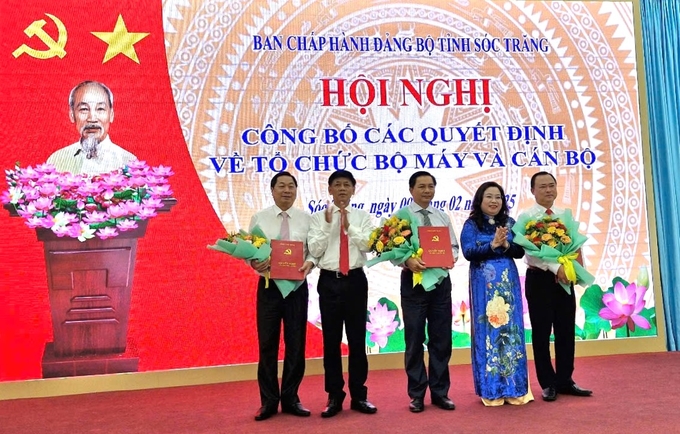 Ông Lâm Văn Mẫn - Bí thư Tỉnh ủy Sóc Trăng (thứ 2, bên trái) và bà Hồ Thị Cẩm Đào - Phó Bí thư thường trực Tỉnh ủy, Chủ tịch HĐND tỉnh trao quyết định cho Thường trực Đảng ủy UBND tỉnh. Ảnh: TH.