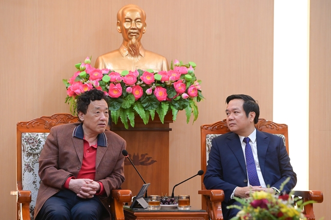 Mr. Pham Quang Ngoc - Chairman of Ninh Binh Provincial People's Committee (right) informed the FAO Director General about the socio-economic situation and potential of the province. Photo: Tung Dinh. 