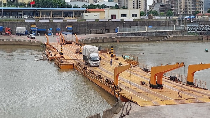 Hàng hóa thông quan qua lối mở Km3+4 Hải Yên, TP Móng Cái. Ảnh: Nguyễn Thành.