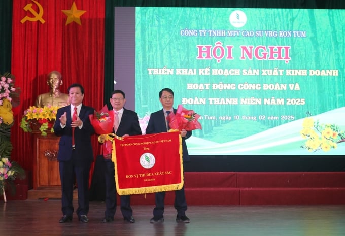 Ông Lê Thanh Hưng, Tổng Giám đốc Tập đoàn Công nghiệp Cao su Việt Nam tặng cờ thưởng phong trào thi đua năm 2024 cho Công ty Cao su Kon Tum. Ảnh: Ngọc Thăng.