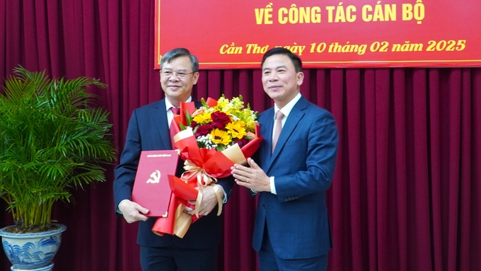 Ông Đỗ Trọng Hưng - Phó Trưởng Ban Tổ chức Trung ương trao quyết định và tặng hoa chúc mừng ông Trương Cảnh Tuyên. Ảnh: Kim Anh.