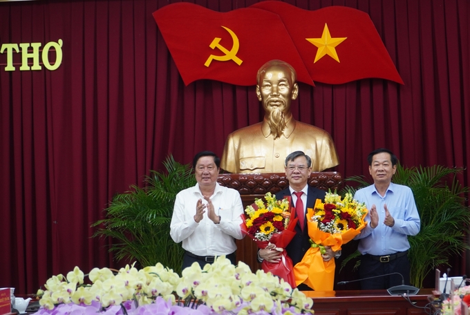 Lãnh đạo TP Cần Thơ tặng hoa chúc mừng ông Trương Cảnh Tuyên nhận nhiệm vụ Phó Bí thư Thành ủy Cần Thơ. Ảnh: Kim Anh.