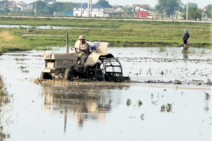 Nông dân Hà Tĩnh xuống đồng sản xuất những ngày đầu năm. Ảnh: Thanh Nga.