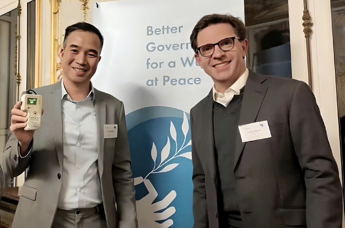 Mr. Nguyen Do Dung, co-founder and CEO of Enfarm, introduced to Mr. Justin Vaïsse, the founder and CEO of the Paris Peace Forum. Photo: Enfarm.