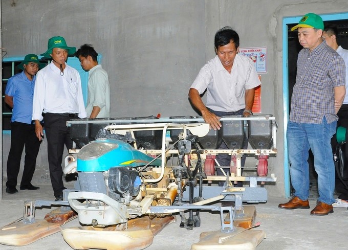 The National Agricultural Extension Center transfers machinery to serve Tra Vinh farmers with high-quality, low-emission rice cultivation. Photo: Kim Anh.