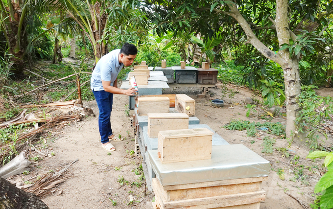 Khu nuôi ong lấy mật tại vườn nhà của anh Nguyễn Kim Trọng. Ảnh: Lê Hoàng Vũ.