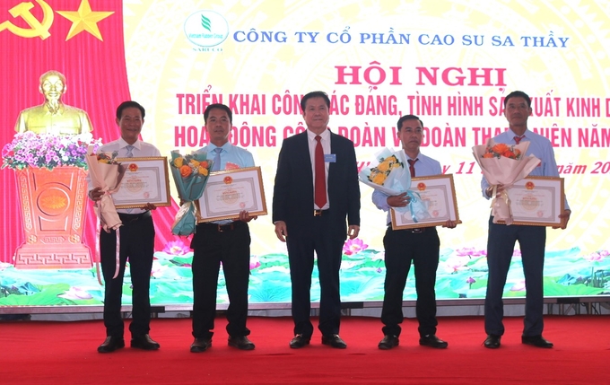 Lãnh đạo Tập đoàn Công nghiệp Cao su Việt Nam tặng Bằng khen của Ủy Ban quản lý vốn Nhà nước cho các tập thể Cao su Sa Thầy. Ảnh: Ngọc Thăng.