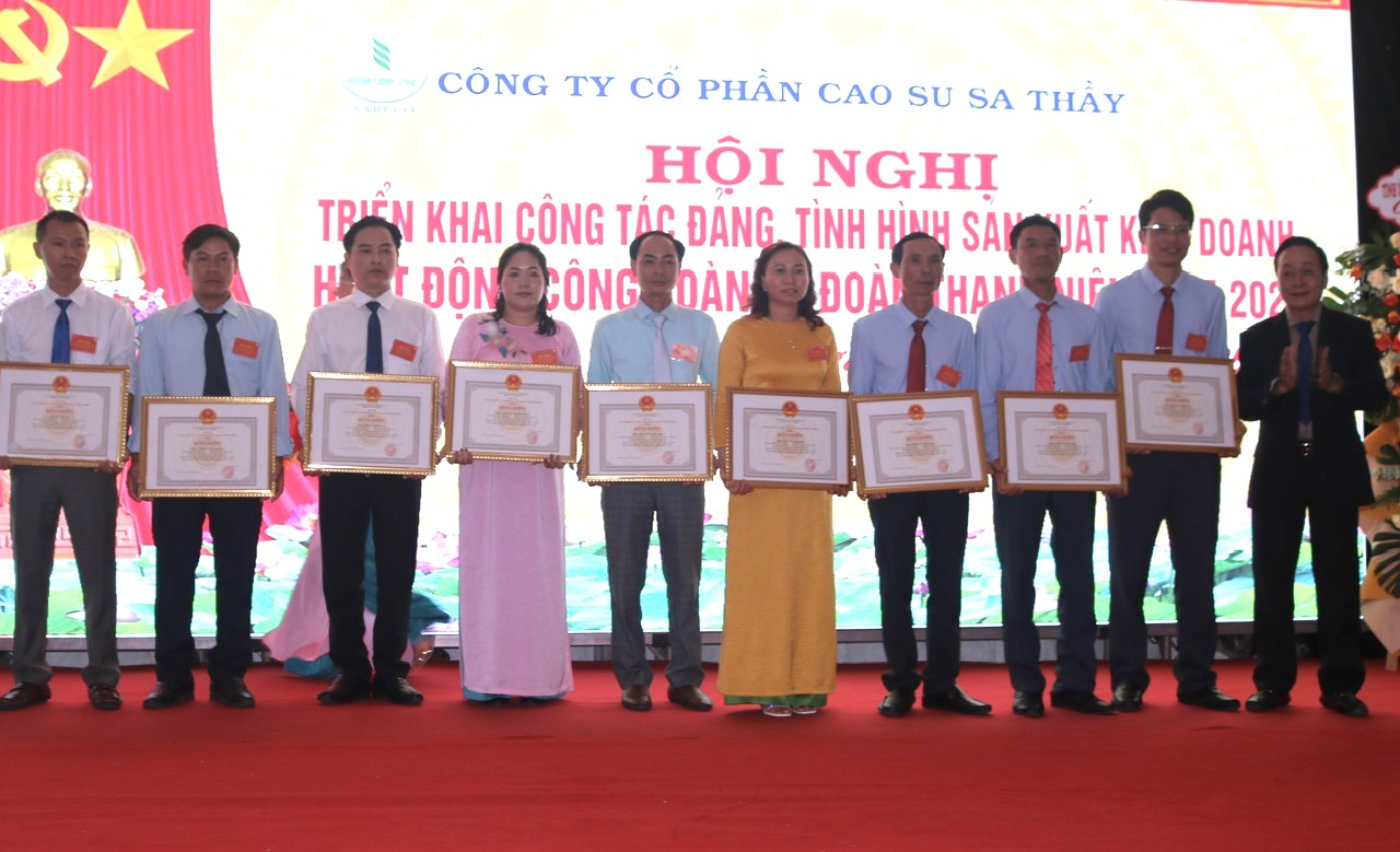 Các cá nhân Công ty CP Cao su Sa Thầy nhận Bằng khen của Ủy ban quản lý vốn Nhà nước. Ảnh: Ngọc Thăng.