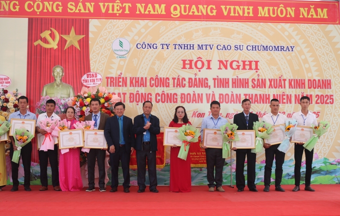 Lãnh đạo Tập đoàn Công nghiệp Cao su Việt Nam tặng bằng khen của Uỷ Ban quản lý vốn Nhà nước cho các tập thể có thành tích xuất sắc. Ảnh: Ngọc Thăng.