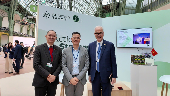 Mr. Nguyen Do Dung, co-founder and CEO of Enfarm, takes a photo with Mr. Nguyen Anh Tuan, Director of the Boston Global Forum, and Mr. Mark Kenedy, former U.S. Congressman. Photo: Enfarm.