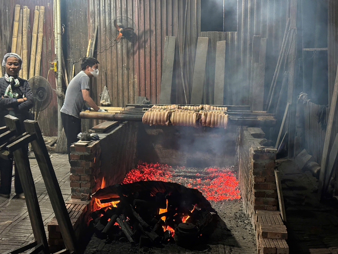 Ensuring safe food production activities helps protect the historical values of Dong Lam roasted pork. Photo: SAFEGRO.