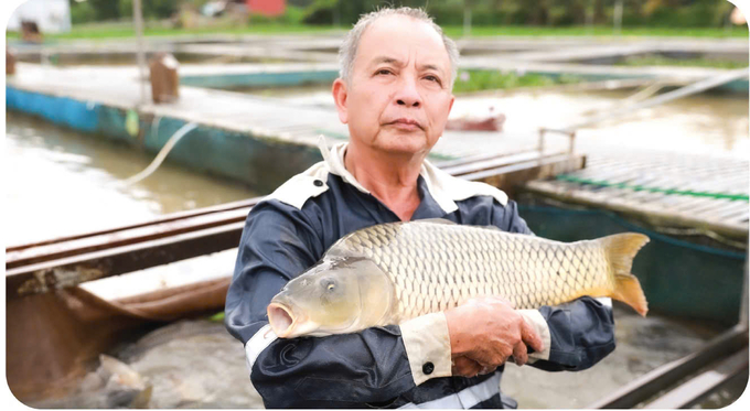 Ông Nguyễn Văn Thường được người dân xung quanh đặt biệt danh là 'thủ lĩnh đàn cá'. Ảnh: Thảo Phương. 