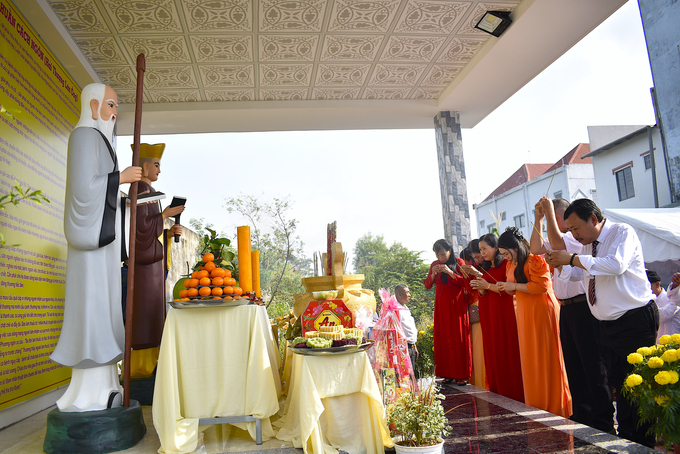 Đại biểu dâng hương hai vị danh y có đóng góp to lớn cho ngành y học cổ truyền Việt Nam. Ảnh: Minh Đảm.