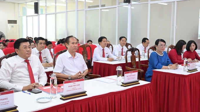 Ông Bùi Thanh Quang - Trưởng Văn phòng đại diện Agribank khu vực Tây Nam bộ (thứ 2, bên trái sang) tham dự hội nghị. Ảnh: Minh Hùng.