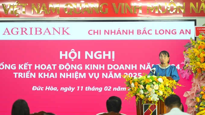 Bà Lê Thị Mỹ Hiền - Giám đốc NHNN chi nhánh tỉnh Long An đánh giá cao kết quả hoạt động của Agribank chi nhánh Bắc Long An thời gian qua. Ảnh: Minh Hùng.