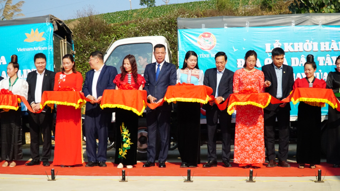 Lễ cắt băng khánh thành khởi hành quả dâu tây Sơn La lên các chuyến bay của Vietnam Airlines. Ảnh: Đức Bình.