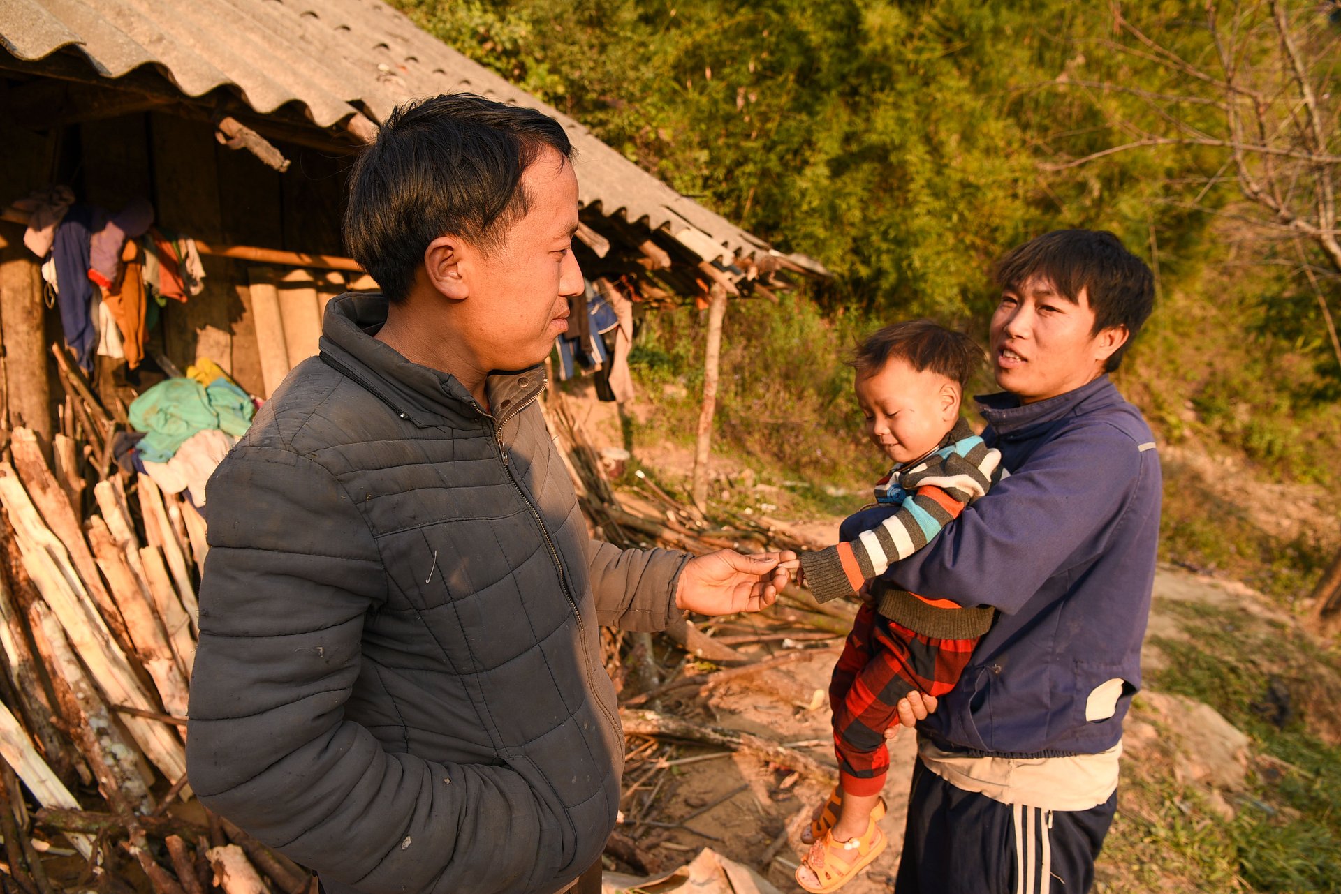 Phó bản Giàng A Súa nói chuyện với bố con Lý A Cu. Ảnh: Dương Đình Tường.