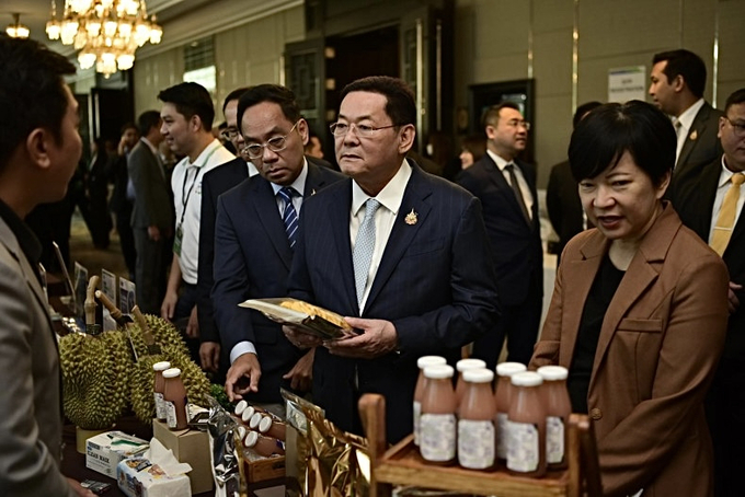 Mr Napintorn examines exhibitors' wares during Wednesday's fruit and agricultural product business matching event. Photo: Bangkok Post.