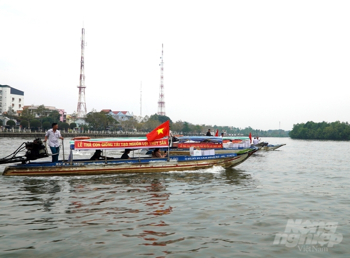 Sau lễ phát động, gần 2,1 triệu con giống thủy sản đã được chở ra khu vực giữa đầm Đồng Hồ để thả về tự nhiên nhằm tái tạo nguồn lợi thủy sản. Ảnh: Trung Chánh.