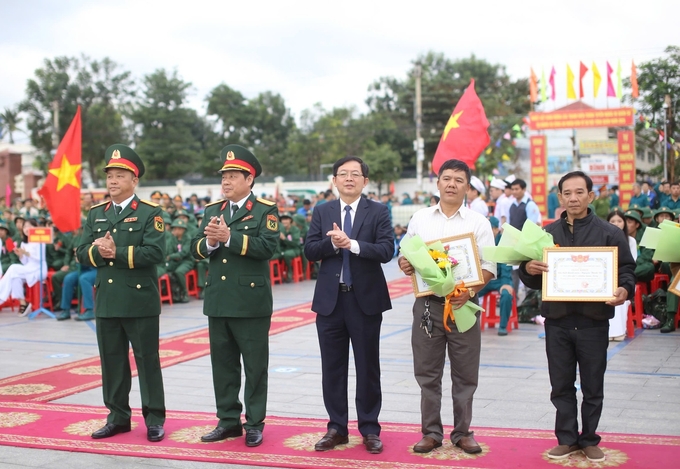 Ông Hồ Quốc Dũng, Bí thư Tỉnh ủy Bình Định (đứng giữa), dự lễ giao, nhận quân năm 2025 của thành phố Quy Nhơn. Ảnh: V.Đ.T.