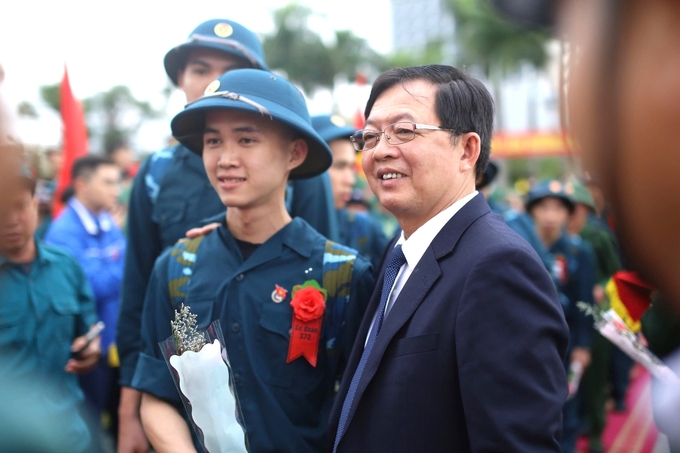 Ông Hồ Quốc Dũng, Bí thư Tỉnh ủy Bình Định, động viên thanh niên thành phố Quy Nhơn lên đường thực hiện nghĩa vụ với Tổ quốc. Ảnh: V.Đ.T.