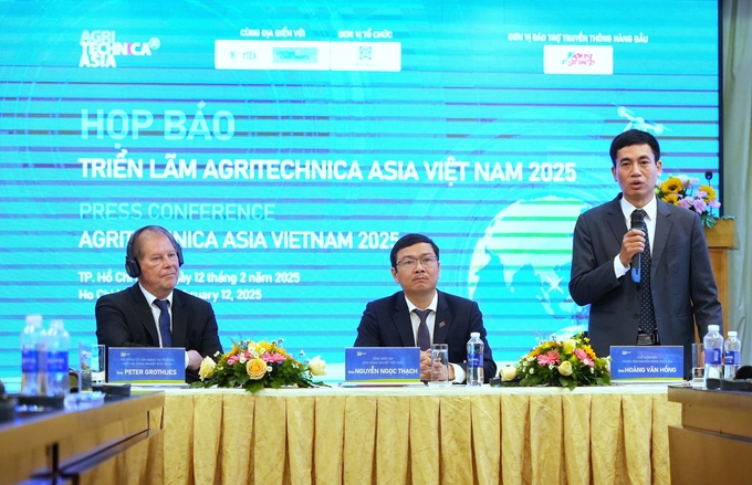 Mr. Hoang Van Hong (standing), Deputy Director of the National Agricultural Extension Center, concluded the press conference.