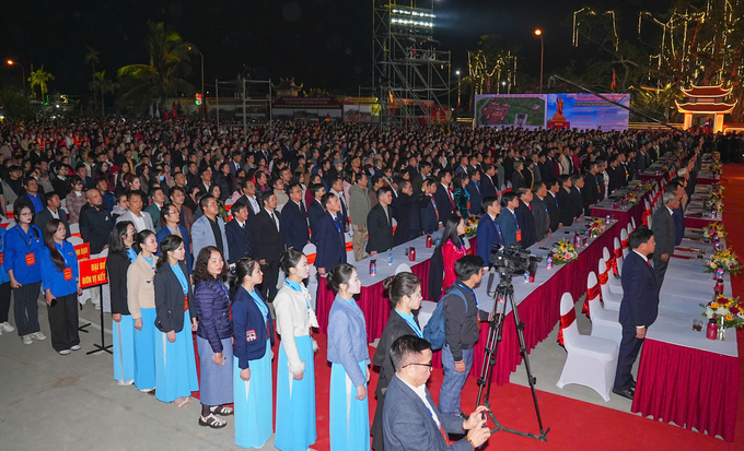 Đông đảo cán bộ, đảng viên và nhân dân đến tham dự sự kiện trọng đại. Ảnh: Đàm Thanh.