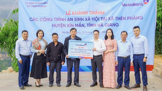 Ông Trương Quý Hào, quyền Giám đốc VietinBank Hà Giang trao tặng các công trình ASXH cho xã Thèn Phàng.