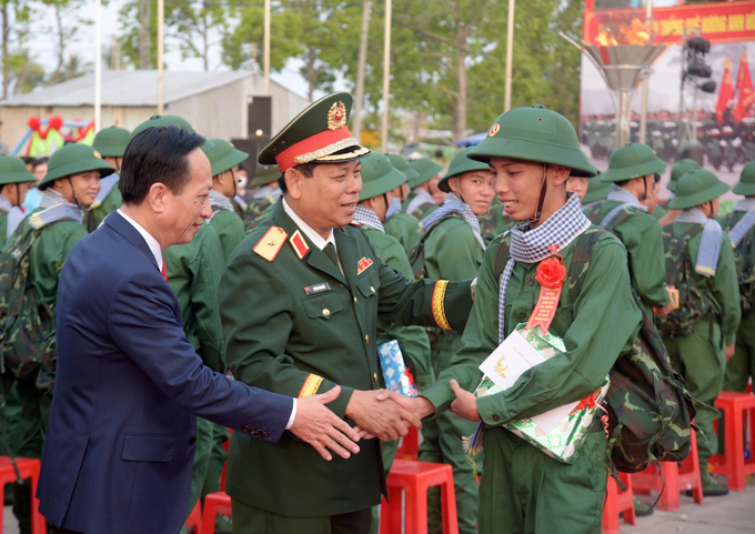 Thiếu tướng Quách Văn Nhỏ - Phó Tư lệnh Quân khu 9 và ông Phạm Văn Thiều (áo vest) - Chủ tịch UBND tỉnh Bạc Liêu, động viên thanh niên lên đường nhập ngũ. Ảnh: Trọng Linh.