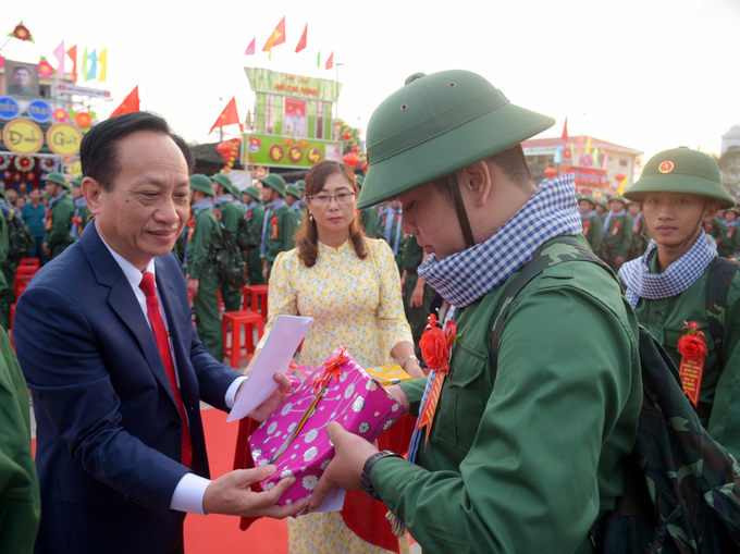 Chủ tịch UBND tỉnh Bạc Liêu Phạm Văn Thiều tặng quà cho thanh niên lên đường nhập ngũ. Ảnh: Trọng Linh.