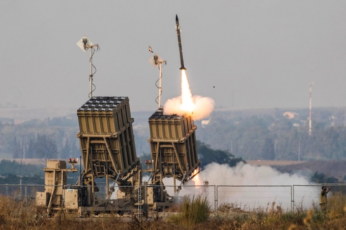 Hệ thống phòng không Iron Dome của Israel đang phóng một tên lửa đánh chặn. Ảnh: Getty.